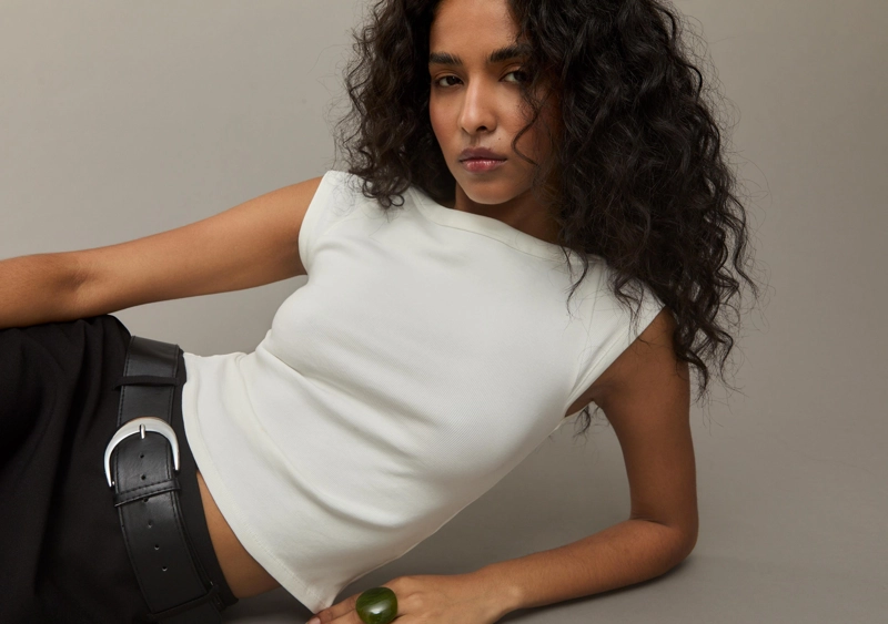 Базовая футболка с вырезом «лодочка»