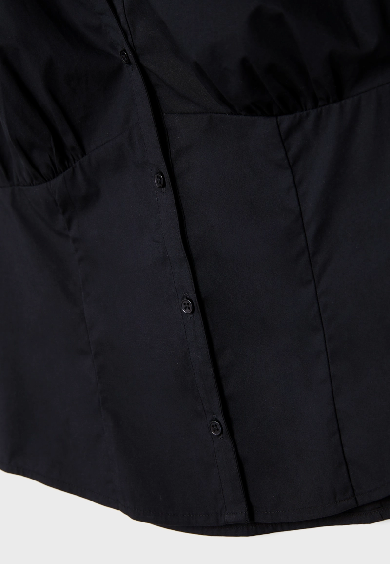 Приталенная рубашка с короткими рукавами