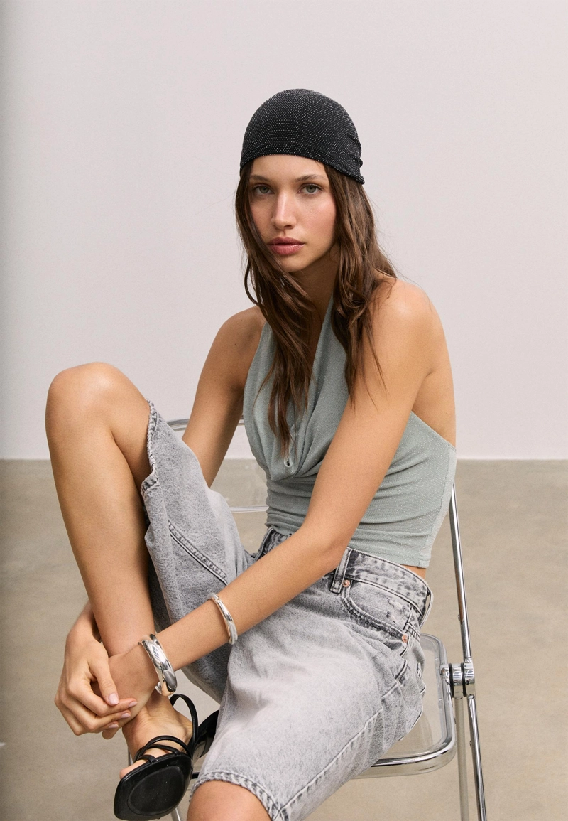 Топ с горловиной халтер и блестящей отделкой