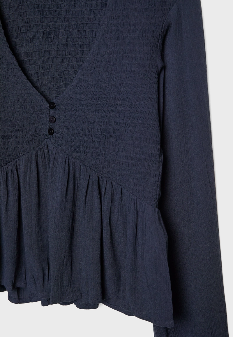 Легкая блузка с длинными рукавами