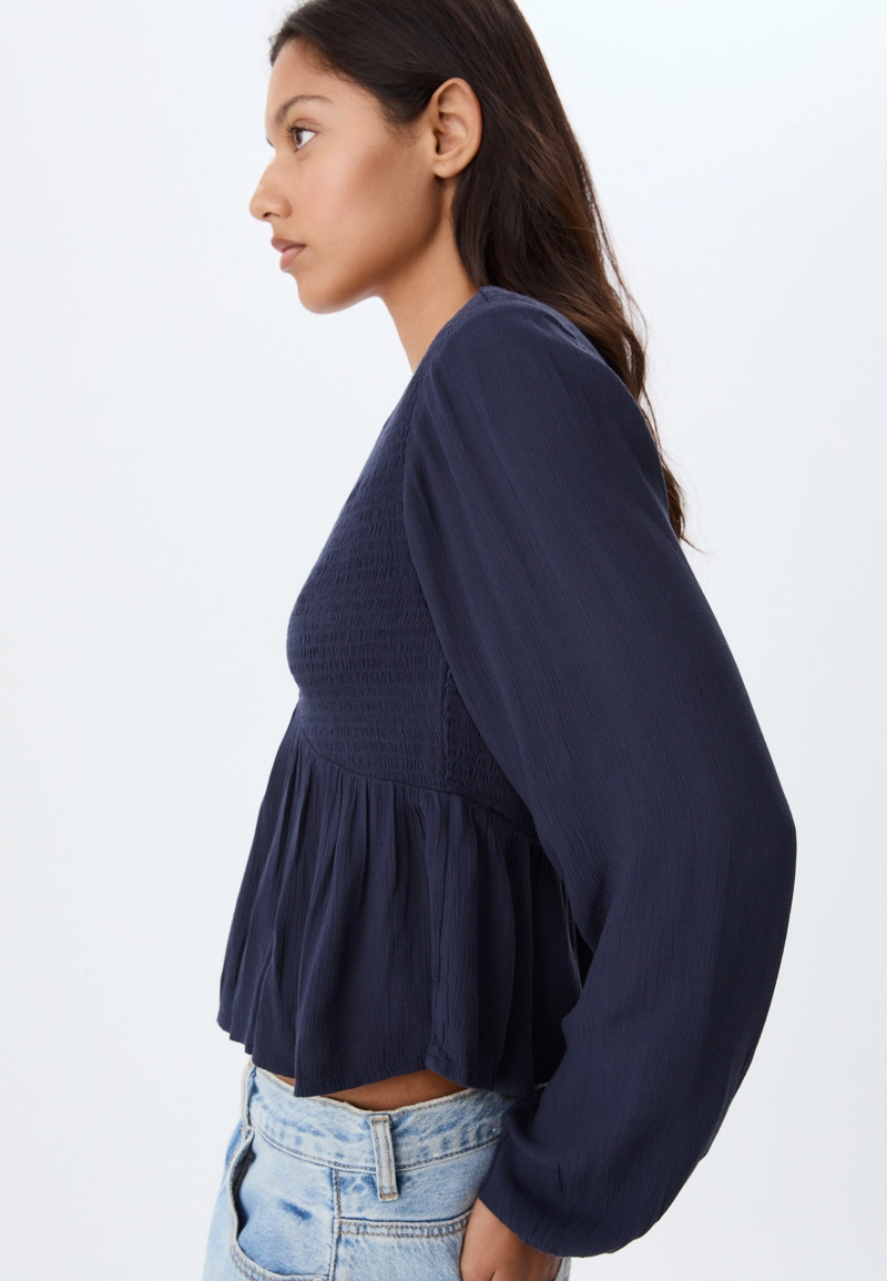 Легкая блузка с длинными рукавами