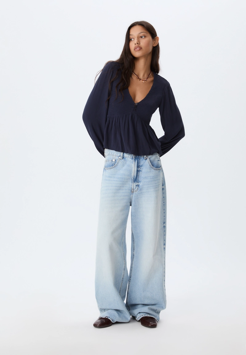 Легкая блузка с длинными рукавами