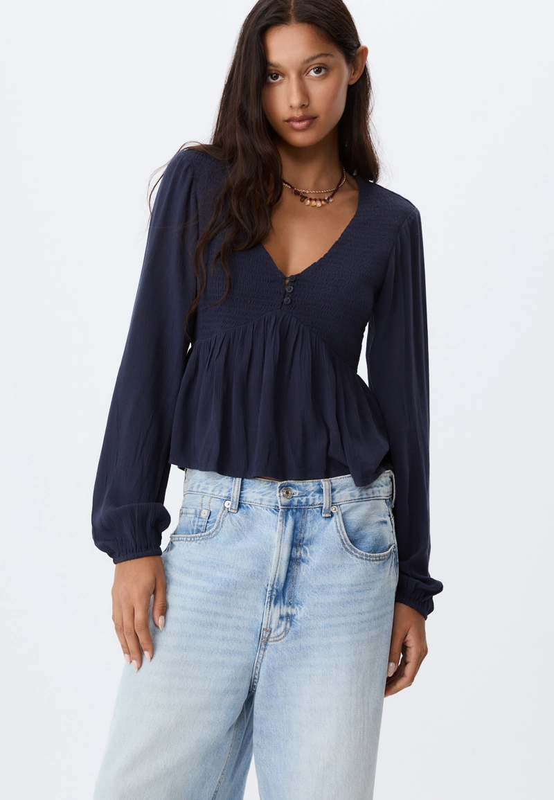 Легкая блузка с длинными рукавами