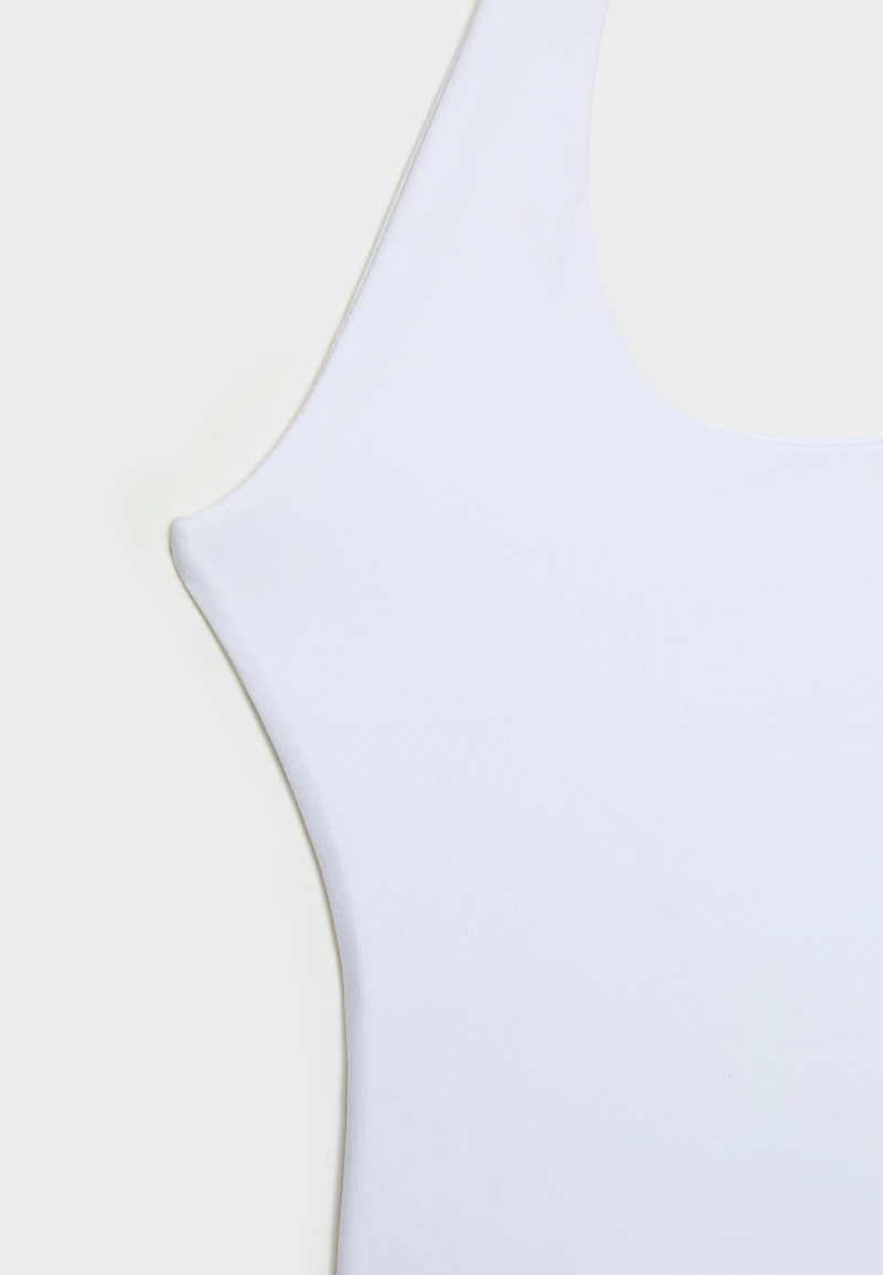 Футболка с горловиной халтер