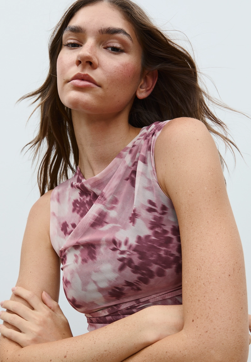 Короткое платье из полупрозрачной ткани с принтом