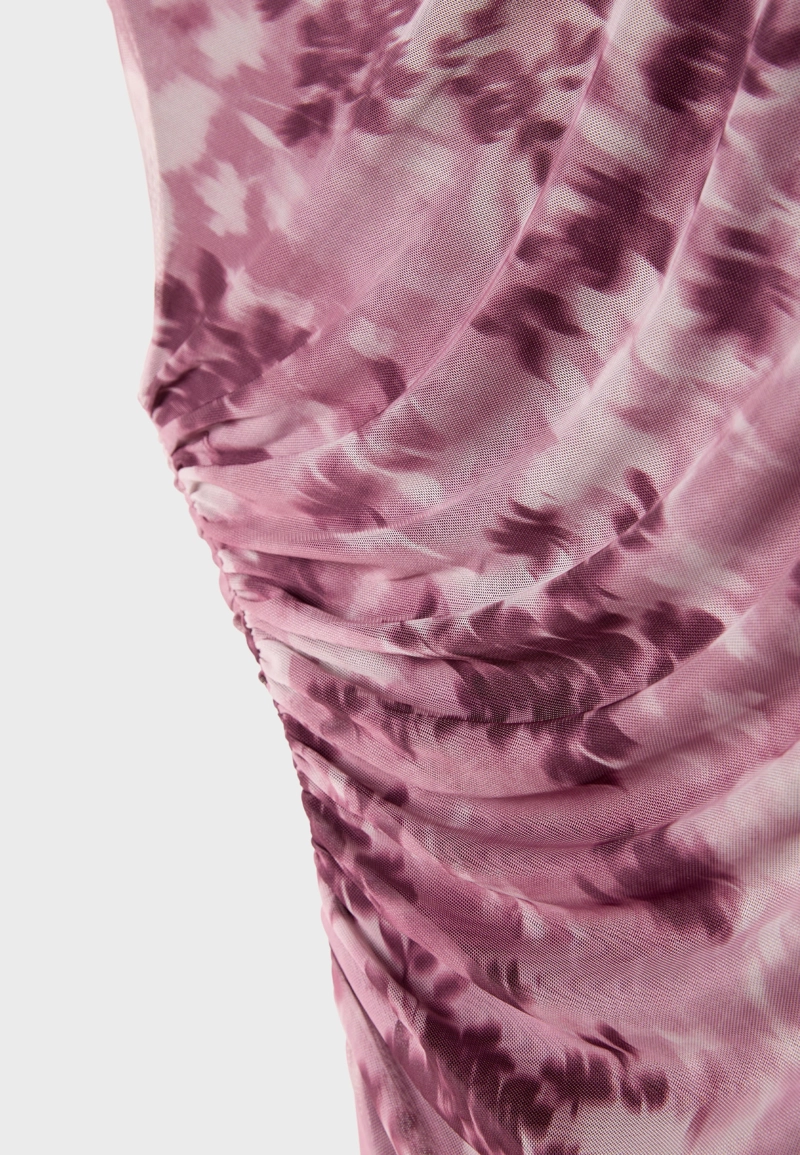 Короткое платье из полупрозрачной ткани с принтом