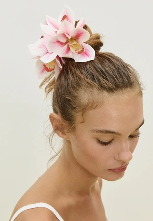 Заколка для волос с крупным цветком из ткани- Заказать в России