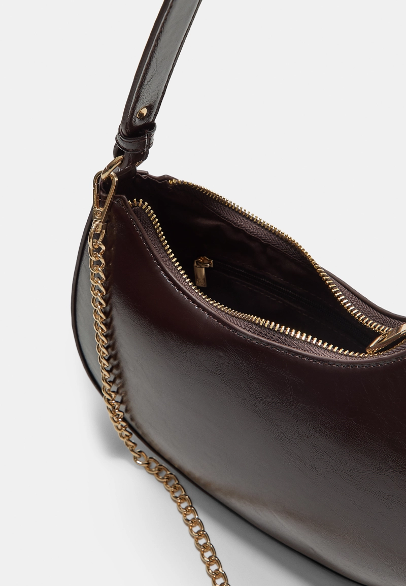 Сумка-хобо с цепочкой