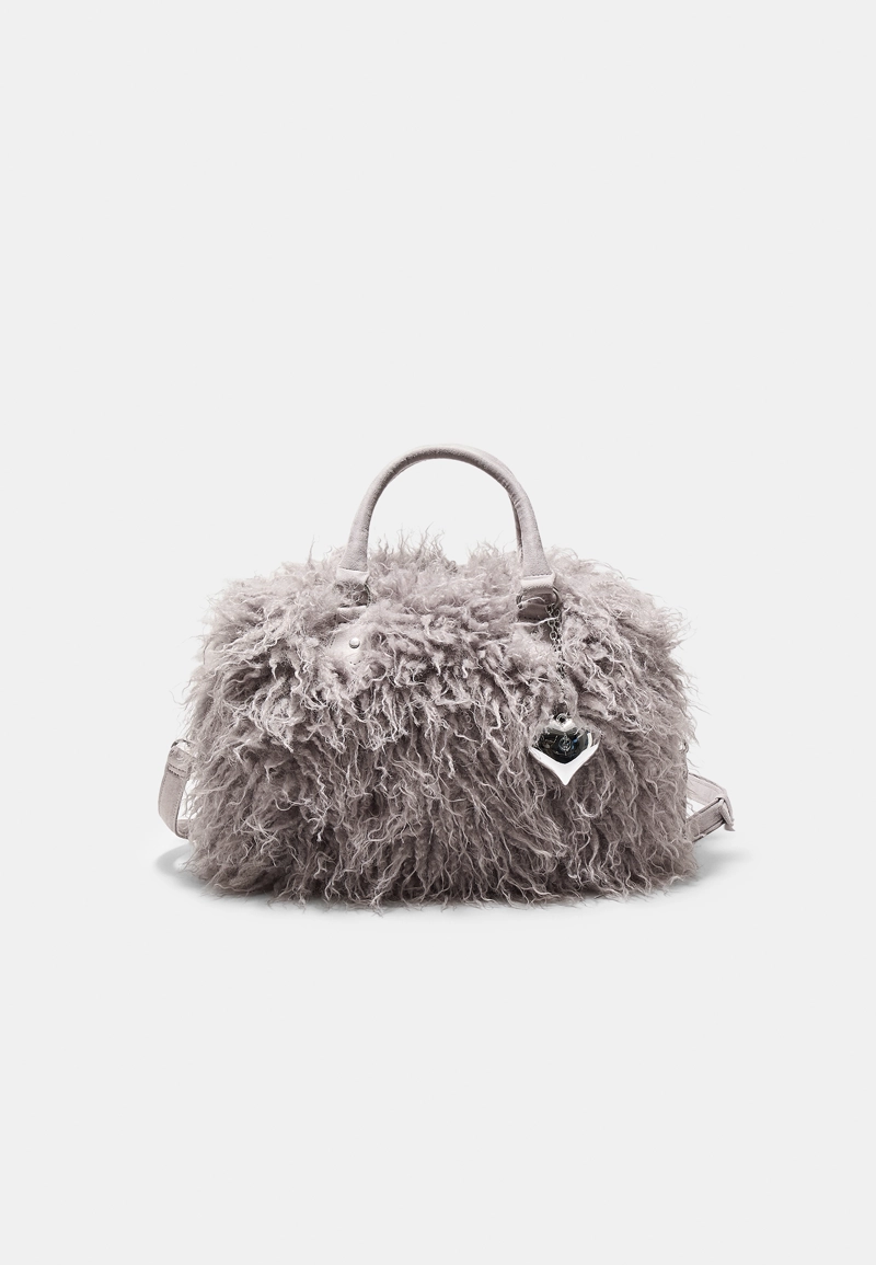 Сумка-боулинг из искусственного меха с сердцем