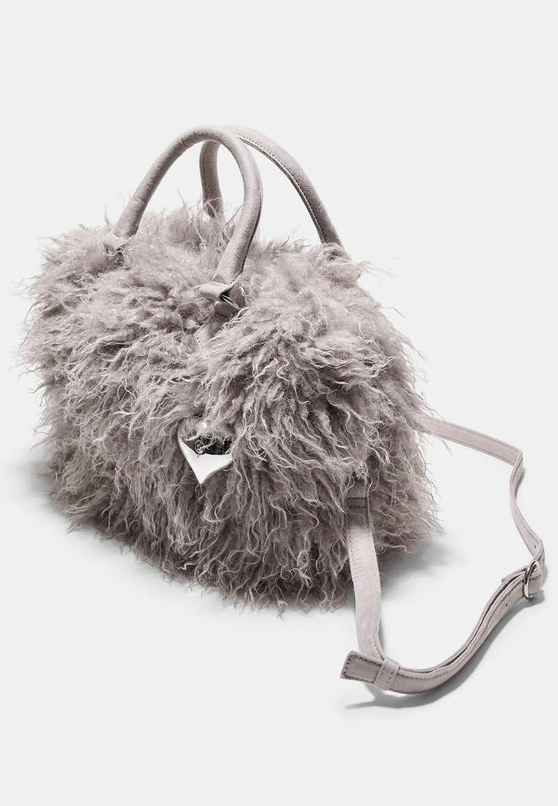 Сумка-боулинг из искусственного меха с сердцем