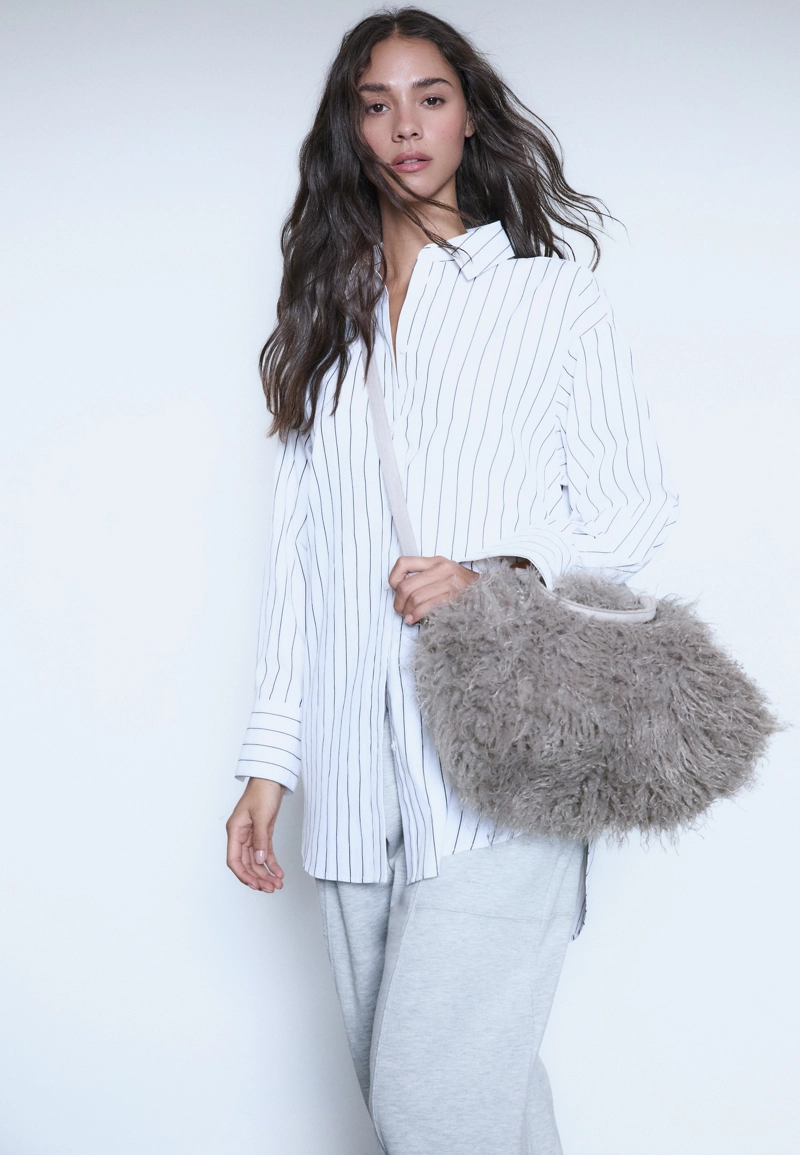 Сумка-боулинг из искусственного меха с сердцем