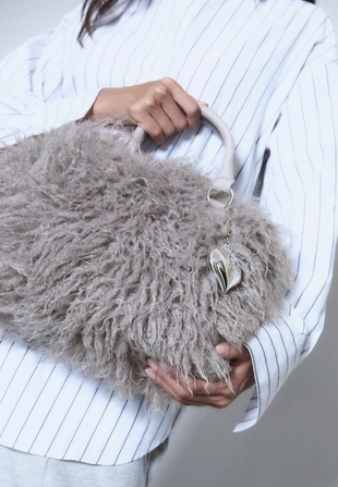 Сумка-боулинг из искусственного меха с сердцем- Заказать в России