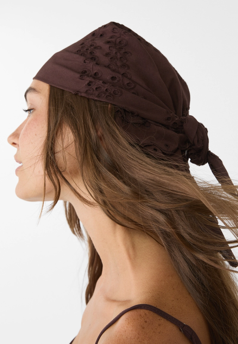 Хлопковый платок с вышивкой