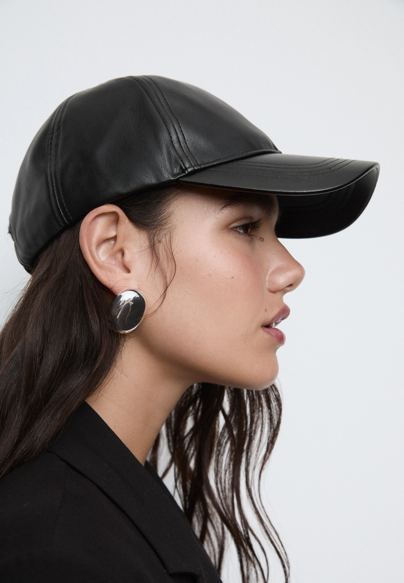 Кепка из искусственной кожи