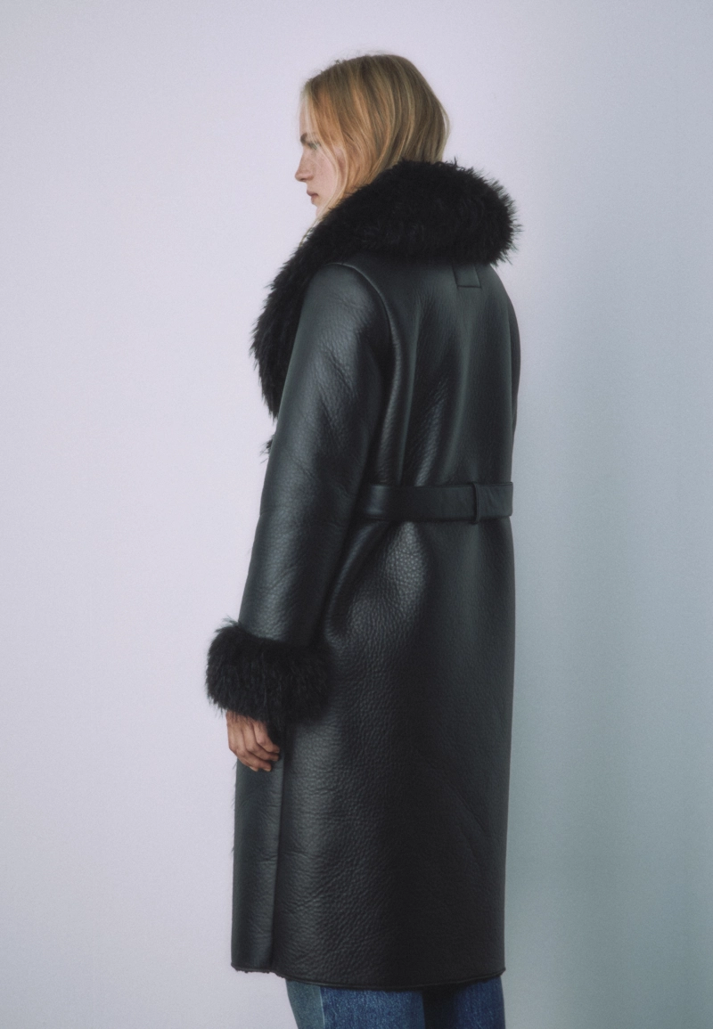 Длинное пальто с деталями из искусственного меха