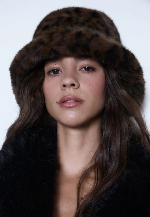 Шапка с леопардовым принтом и искусственным мехом- Заказать в России