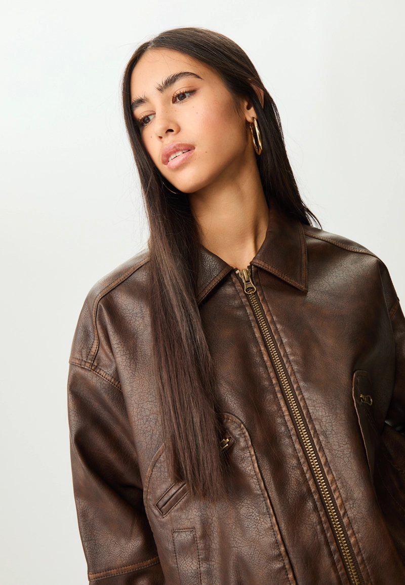 Куртка с карманами из искусственной кожи