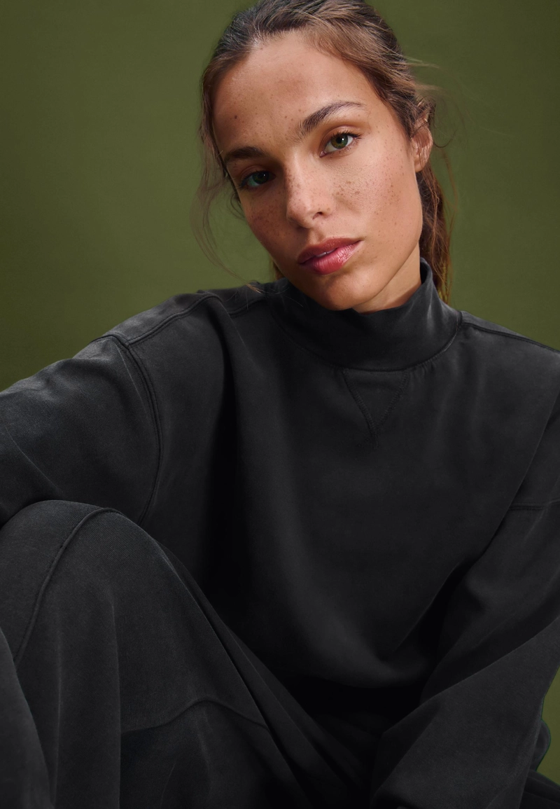 Толстовка с высоким воротником и эффектом потертости