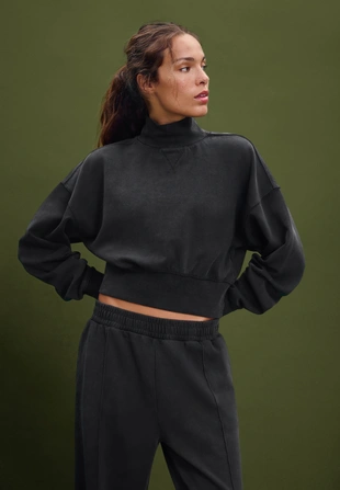 Толстовка с высоким воротником и эффектом потертости- Заказать в России