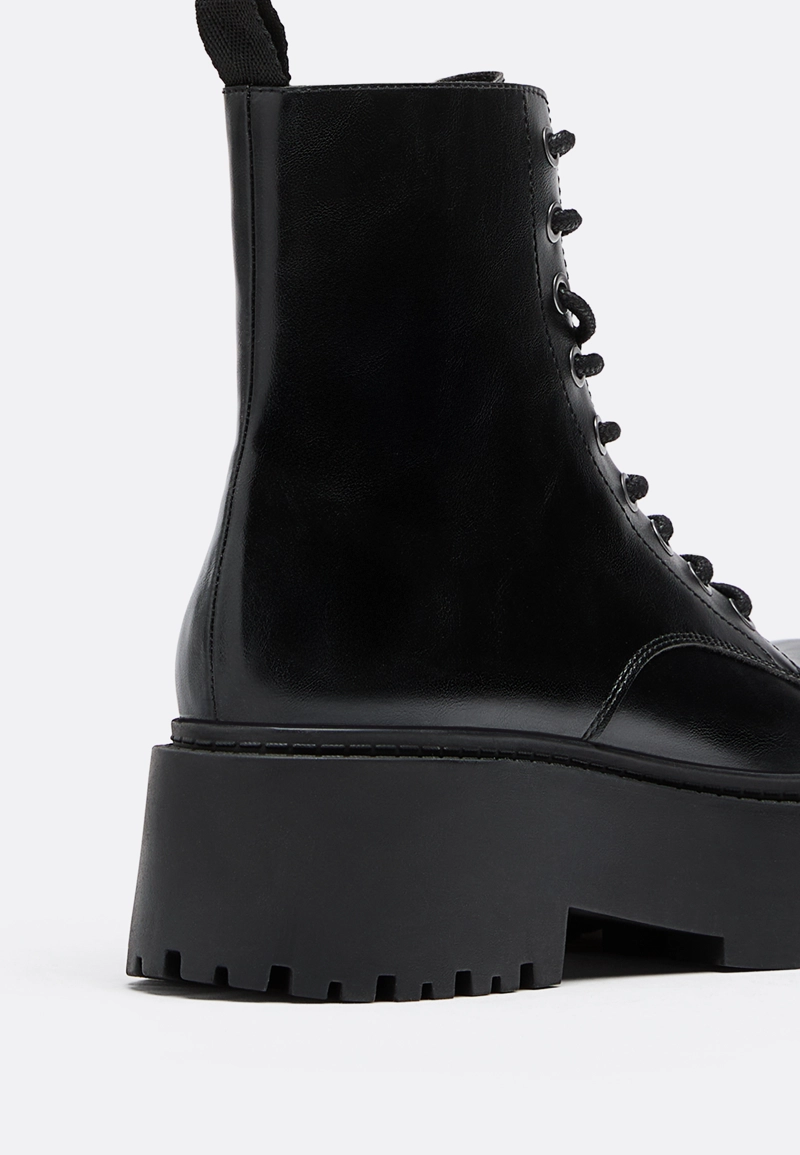 Плоские ботинки на шнуровке