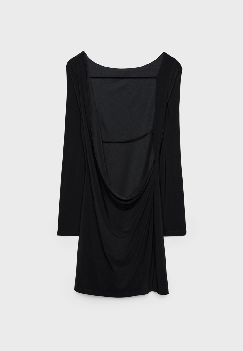 Короткое платье с длинными рукавами и открытой спиной