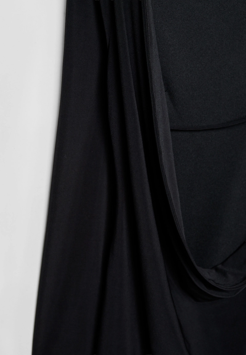 Короткое платье с длинными рукавами и открытой спиной