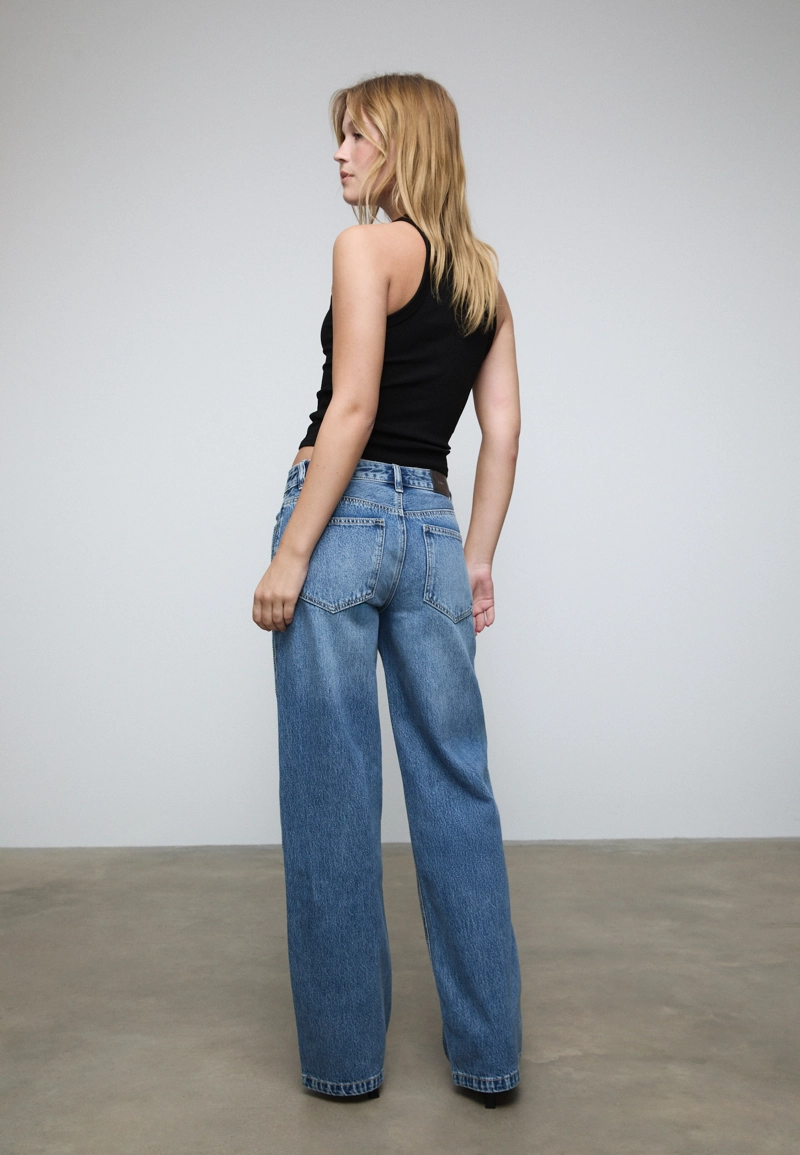 Джинсы со стразами в виде бриллиантов