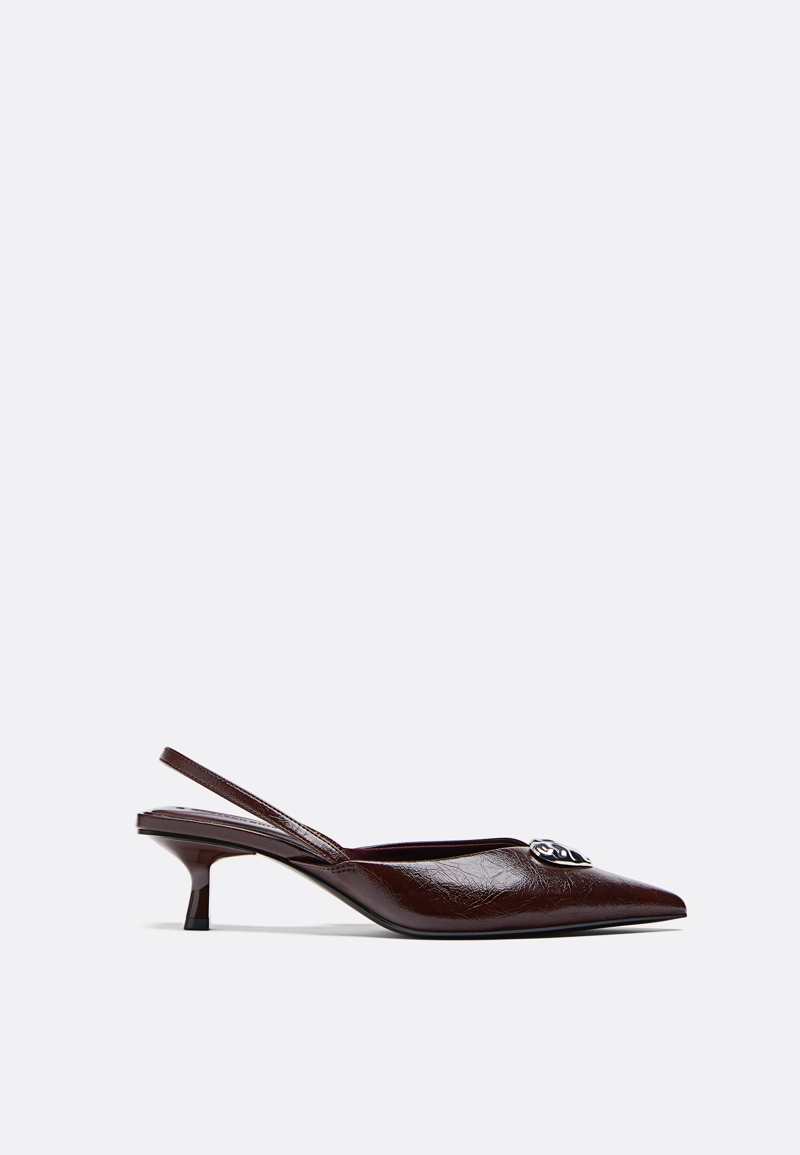 Туфли на каблуке с металлической деталью