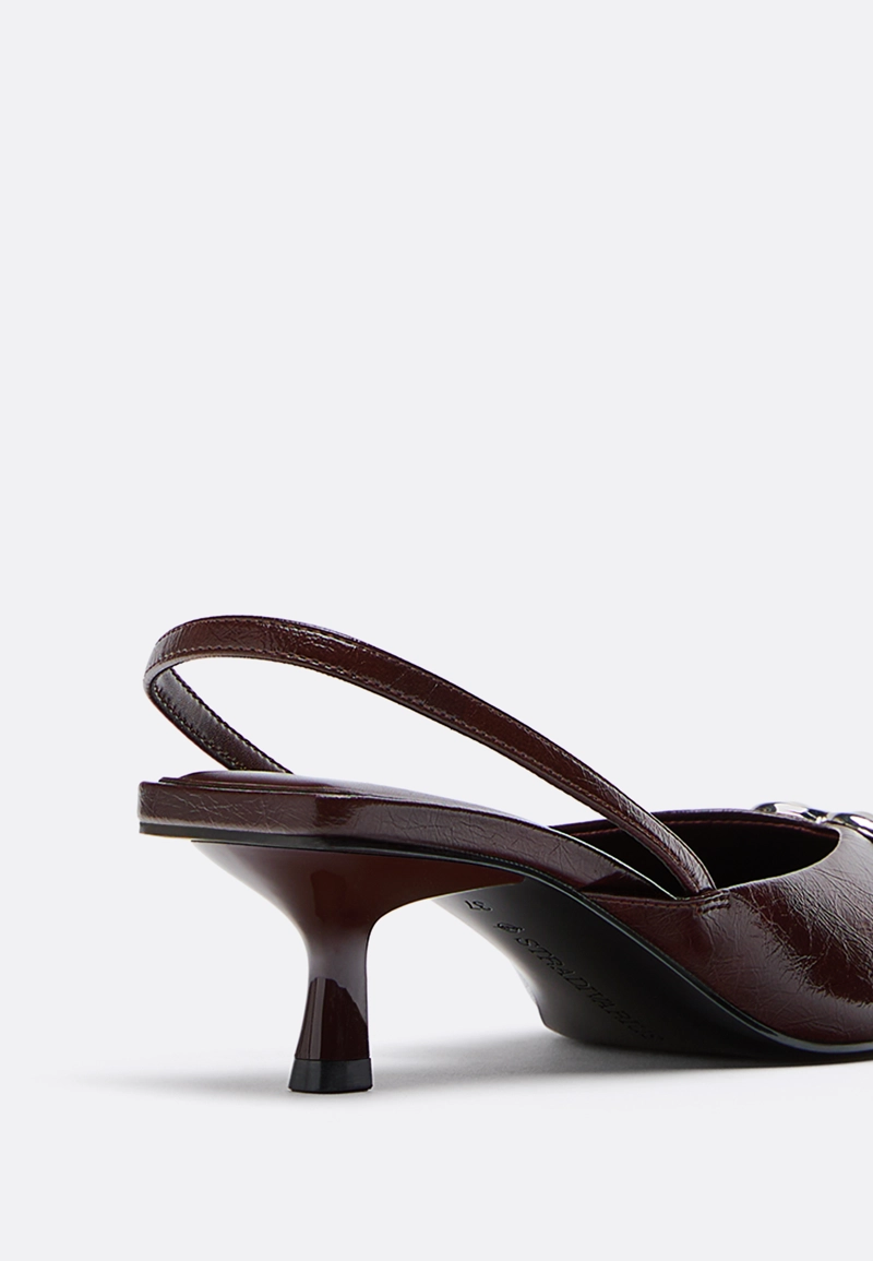 Туфли на каблуке с металлической деталью