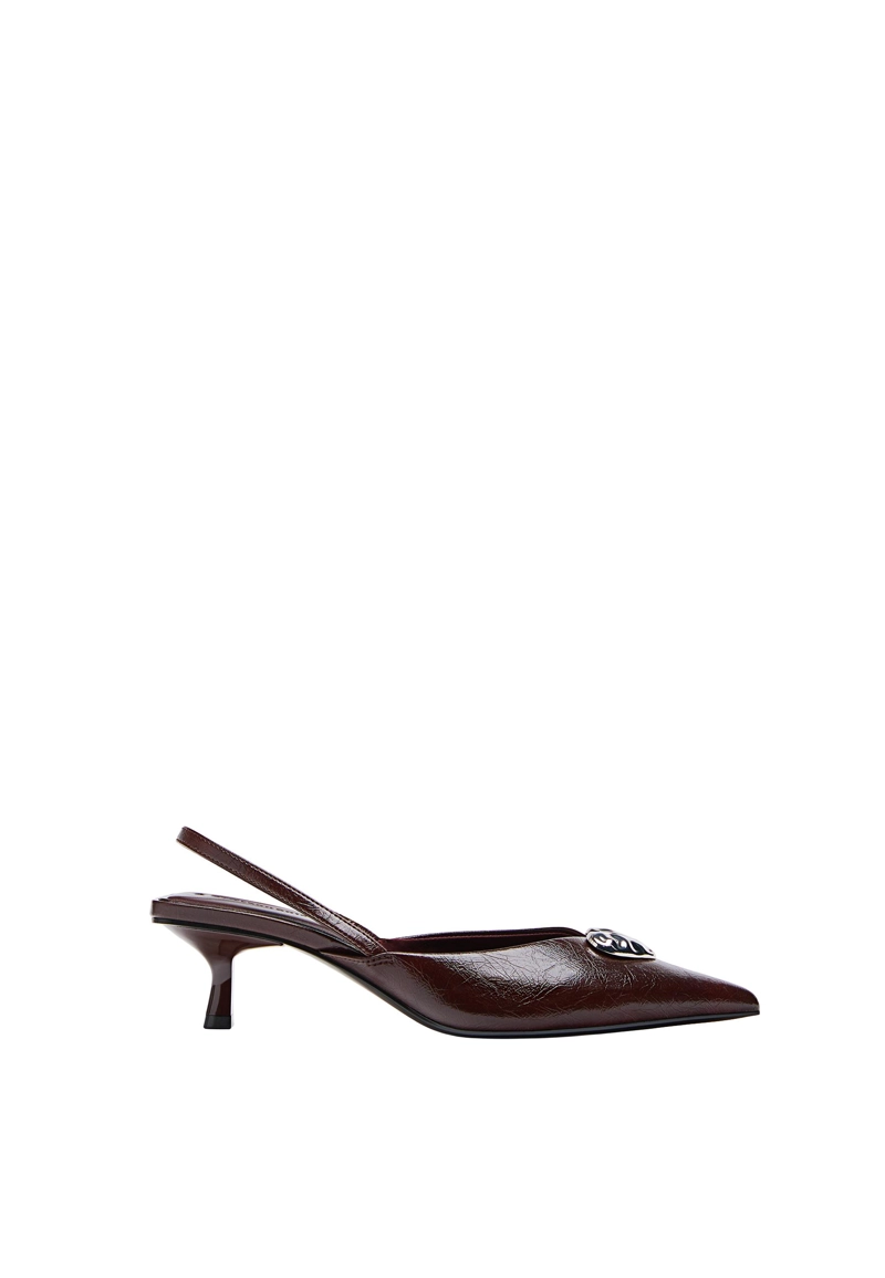 Туфли на каблуке с металлической деталью