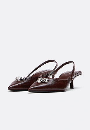 Туфли на каблуке с металлической деталью- Заказать в России