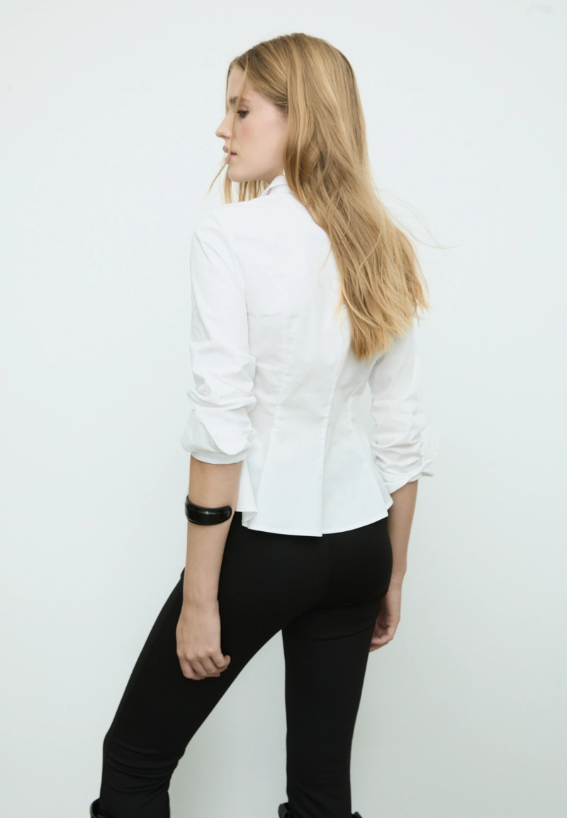 Приталенная рубашка из поплина с баской