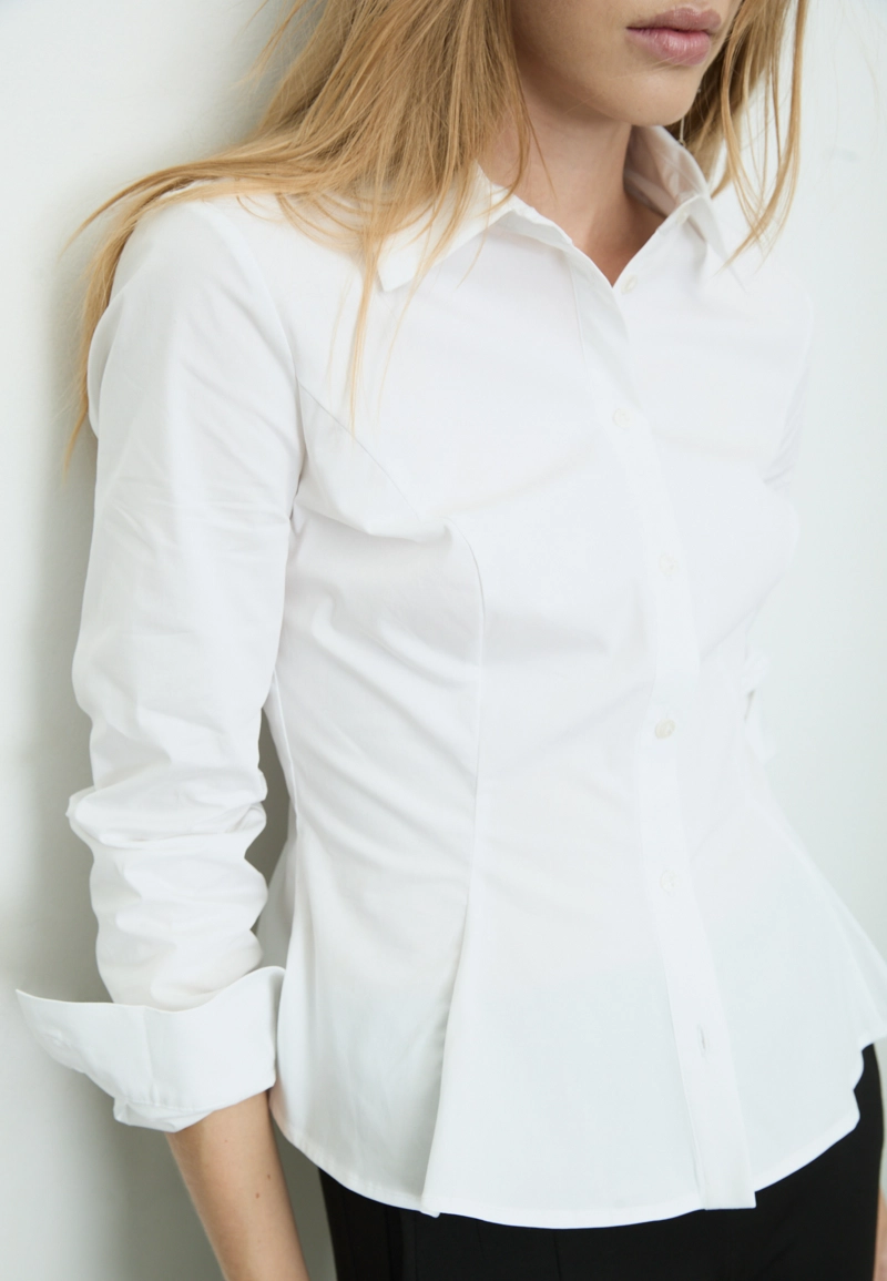 Приталенная рубашка из поплина с баской