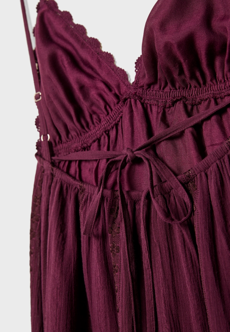 Длинное струящееся платье с открытой спиной