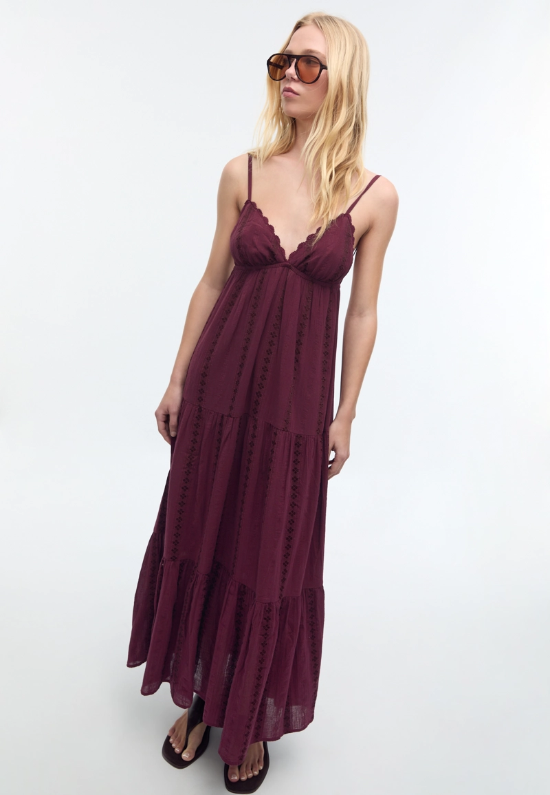 Длинное струящееся платье с открытой спиной