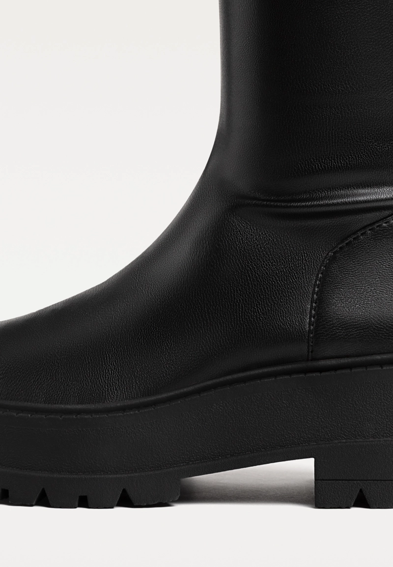 Черные сапоги XL на плоской рифленой подошве