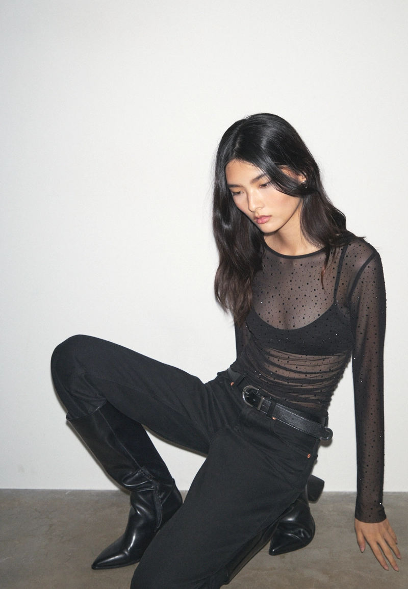 Полупрозрачная футболка с блестящей отделкой и сборками