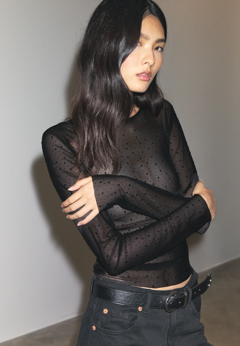 Полупрозрачная футболка с блестящей отделкой и сборками