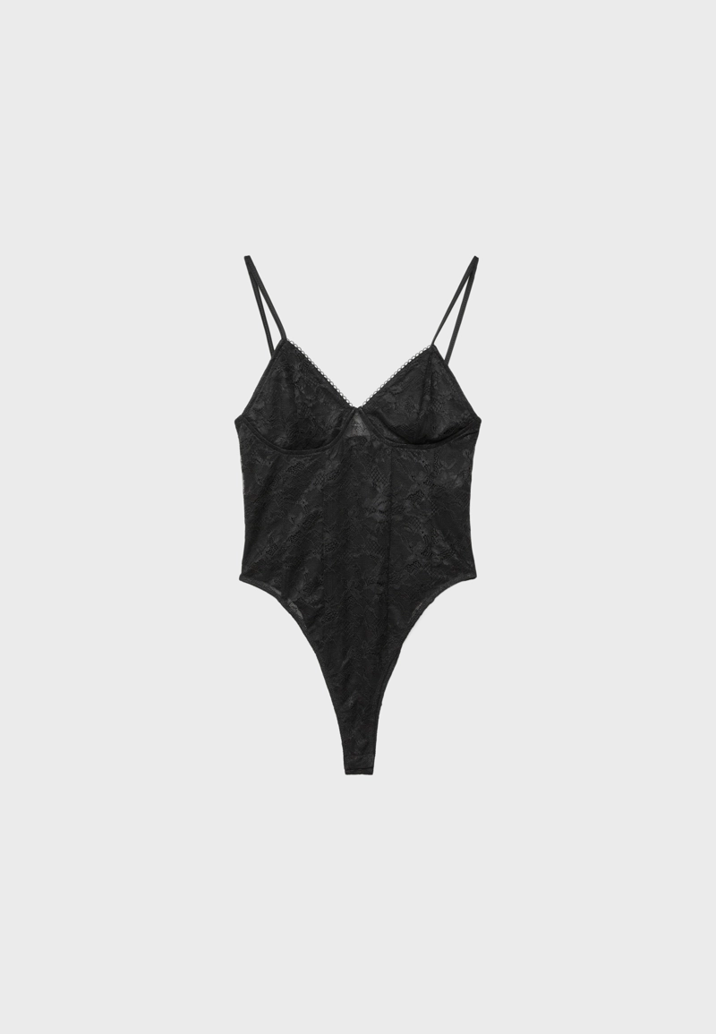 Боди на бретелях с кружевом