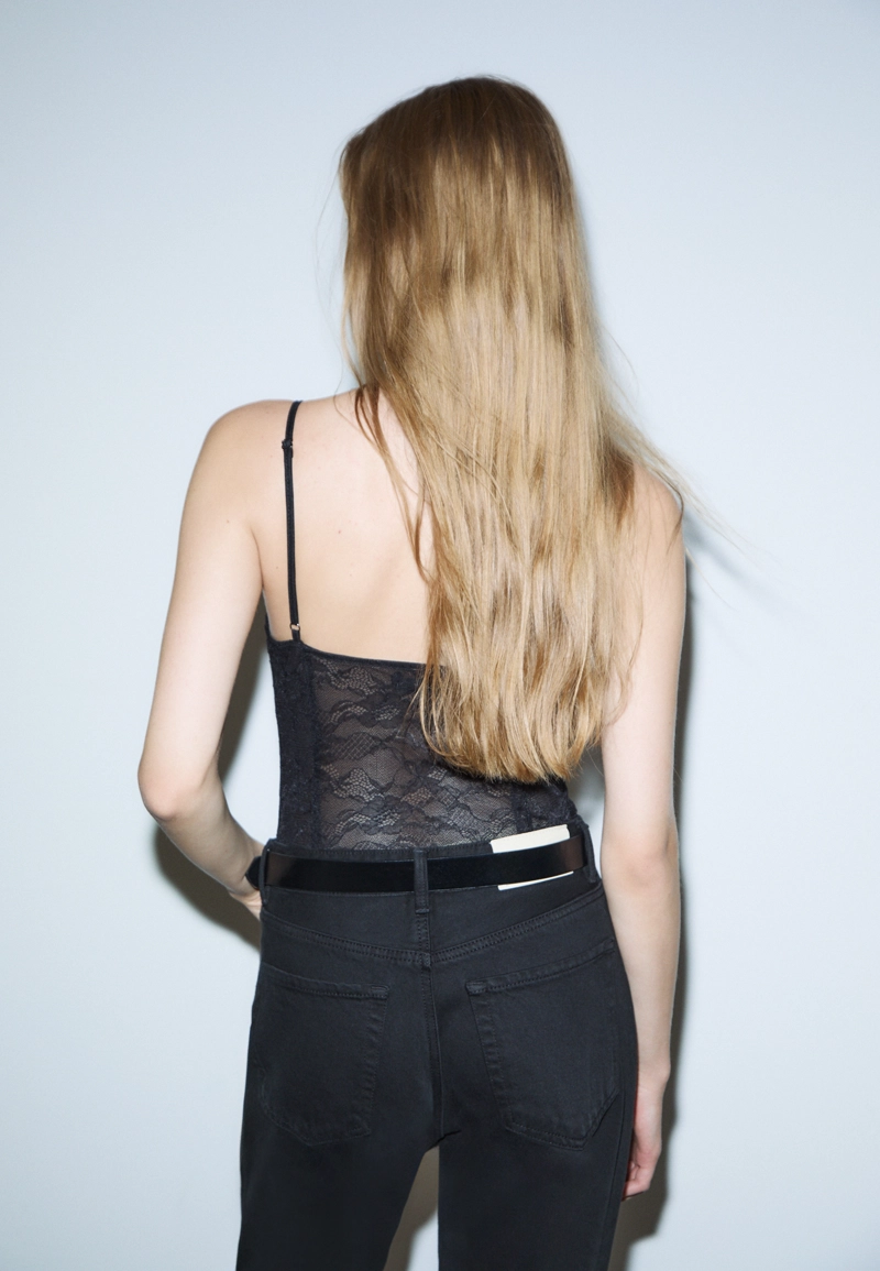 Боди на бретелях с кружевом