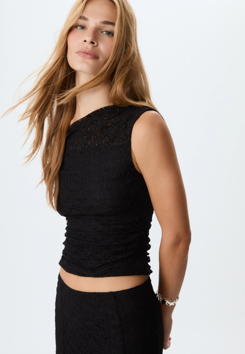 Асимметричная кружевная футболка