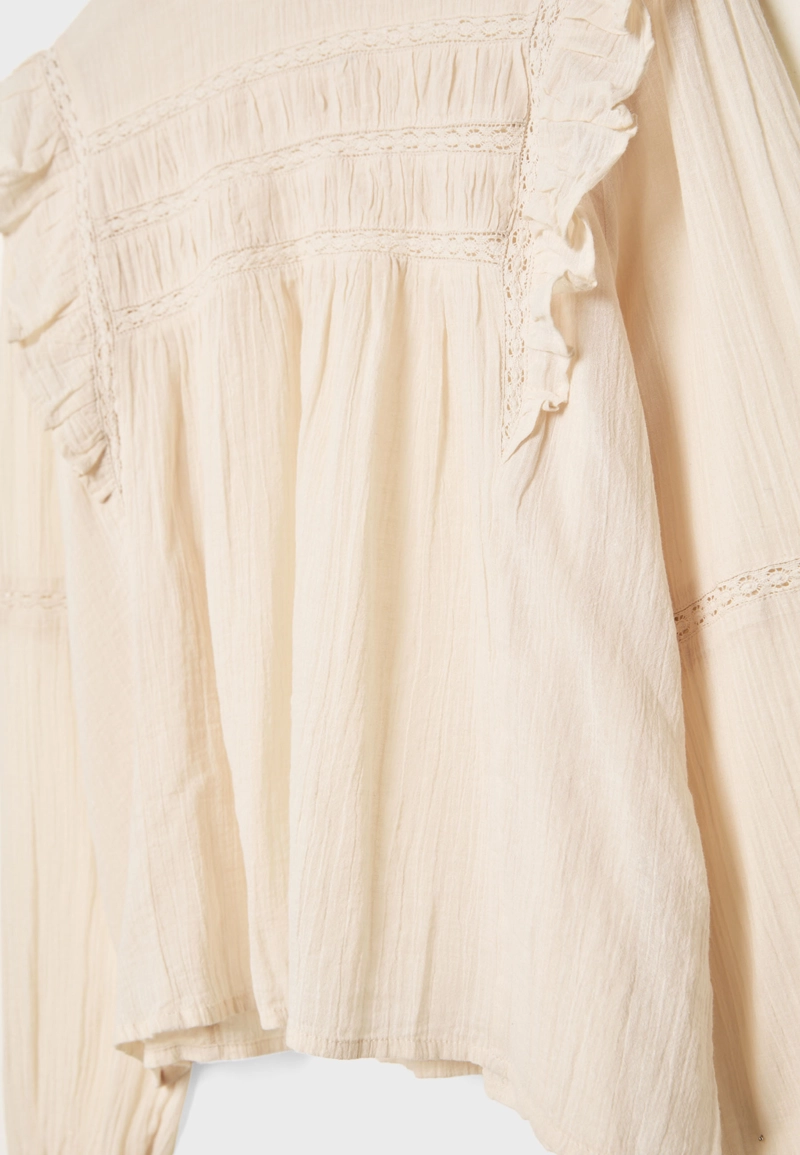 Блузка с оборками и отделкой