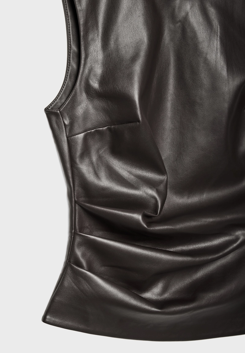 Топ из искусственной кожи без рукавов