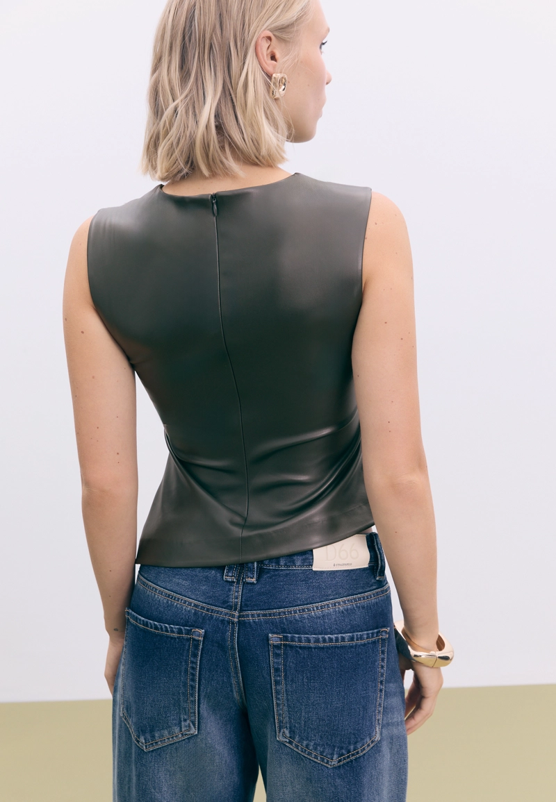 Топ из искусственной кожи без рукавов