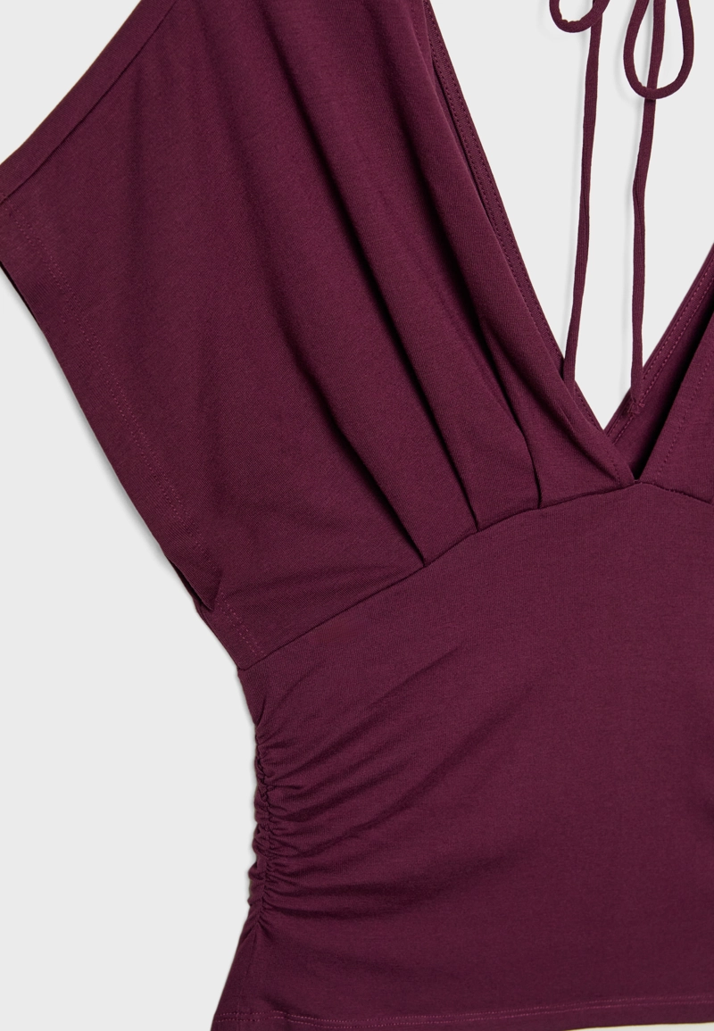 Футболка со сборками и V-образным вырезом