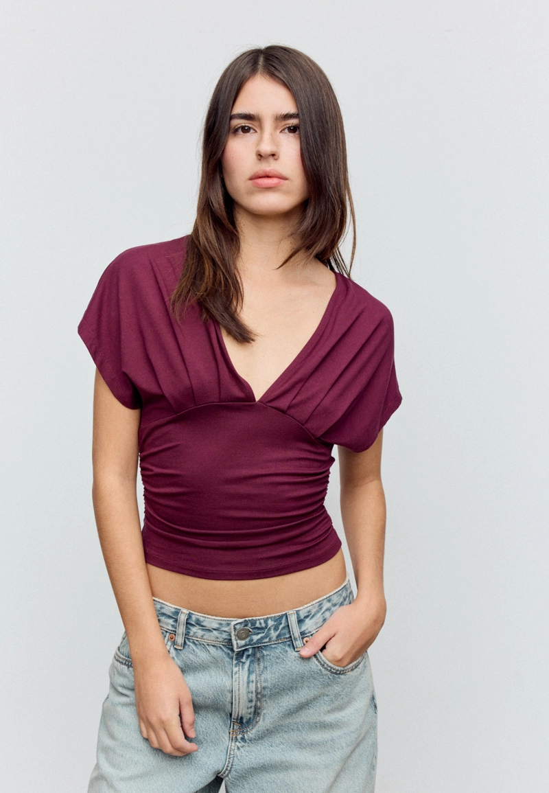 Футболка со сборками и V-образным вырезом