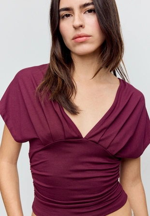 Футболка со сборками и V-образным вырезом- Заказать в России