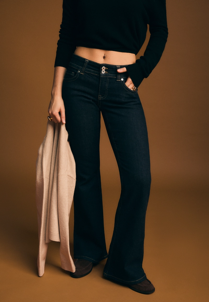 Джинсы клеш с низкой посадкой и двумя пуговицами