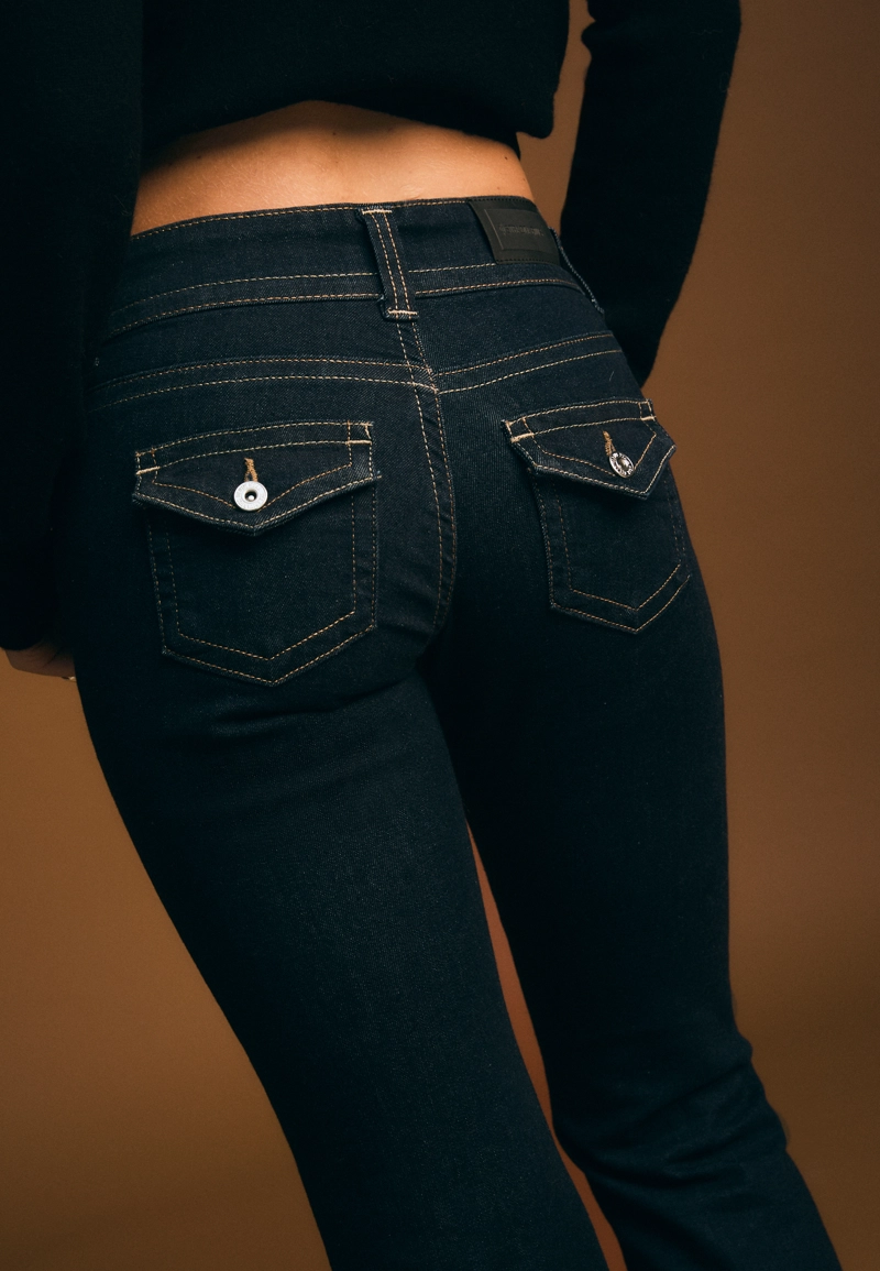 Джинсы клеш с низкой посадкой и двумя пуговицами