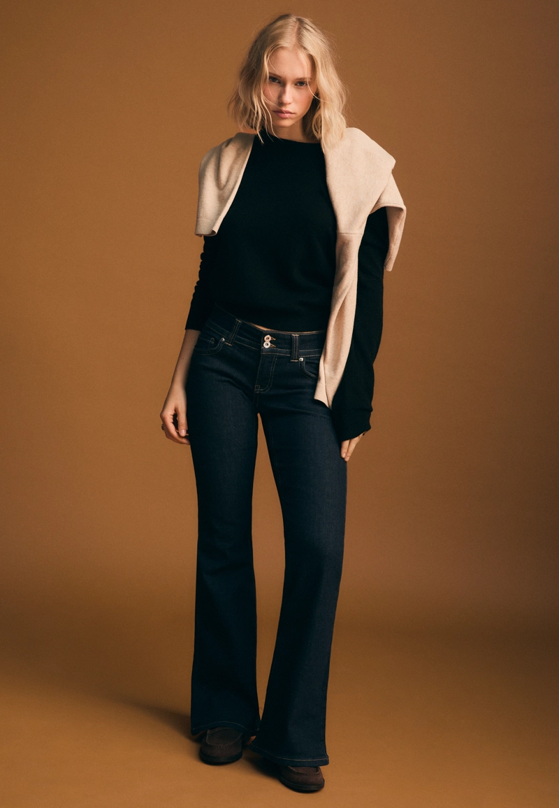 Джинсы клеш с низкой посадкой и двумя пуговицами